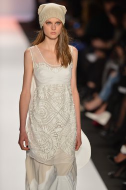 New york, ny-Şubat 07: bcbg max azria collection sonbahar kış 2013 mercedes-benz moda haftası üzerinde 07 Şubat 2013 yılında nyc için pist model yürür.