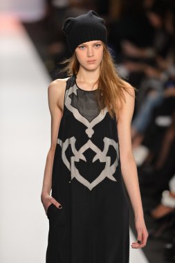 New york, ny-Şubat 07: bcbg max azria collection sonbahar kış 2013 mercedes-benz moda haftası üzerinde 07 Şubat 2013 yılında nyc için pist model yürür.