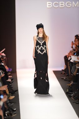 New york, ny-Şubat 07: bcbg max azria collection sonbahar kış 2013 mercedes-benz moda haftası üzerinde 07 Şubat 2013 yılında nyc için pist model yürür.