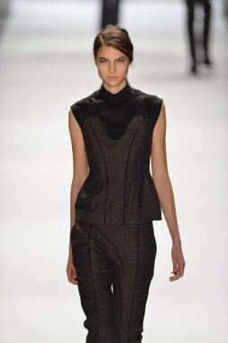 New york, ny-Şubat 07: bir model richard chai aşk sahne collection sonbahar kış 2013 mercedes-benz moda haftası üzerinde 07 Şubat 2013 yılında nyc için pist yürür.