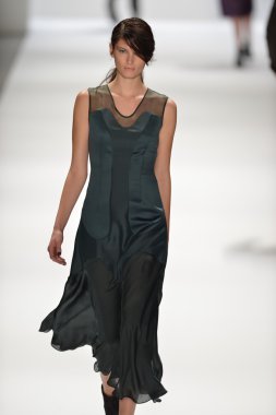 New york, ny-Şubat 07: bir model richard chai aşk sahne collection sonbahar kış 2013 mercedes-benz moda haftası üzerinde 07 Şubat 2013 yılında nyc için pist yürür.