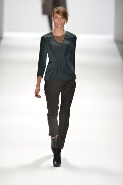 New york, ny-Şubat 07: bir model richard chai aşk sahne collection sonbahar kış 2013 mercedes-benz moda haftası üzerinde 07 Şubat 2013 yılında nyc için pist yürür.