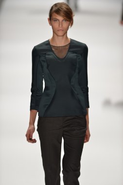 New york, ny-Şubat 07: bir model richard chai aşk sahne collection sonbahar kış 2013 mercedes-benz moda haftası üzerinde 07 Şubat 2013 yılında nyc için pist yürür.