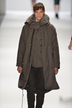 New york, ny-Şubat 07: bir model richard chai aşk sahne collection sonbahar kış 2013 mercedes-benz moda haftası üzerinde 07 Şubat 2013 yılında nyc için pist yürür.