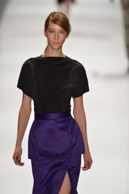 New york, ny-Şubat 07: richard chai aşk sahne collection sonbahar kış 2013 mercedes-benz moda haftası üzerinde 07 Şubat 2013 yılında nyc için pist model yürür.