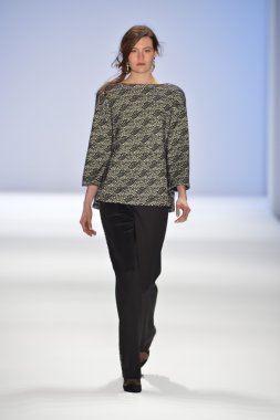 New york, ny-Şubat 07: manken tadashi shoji collection sonbahar kış 2013 mercedes-benz moda haftası üzerinde 07 Şubat 2013 yılında nyc için pist yürür.