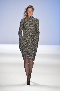 New york, ny-Şubat 07: manken tadashi shoji collection sonbahar kış 2013 mercedes-benz moda haftası üzerinde 07 Şubat 2013 yılında nyc için pist yürür.