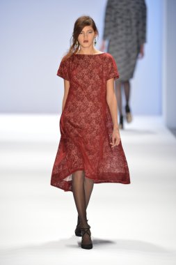 New york, ny-Şubat 07: manken tadashi shoji collection sonbahar kış 2013 mercedes-benz moda haftası üzerinde 07 Şubat 2013 yılında nyc için pist yürür.