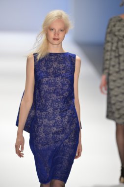 New york, ny-Şubat 07: manken tadashi shoji collection sonbahar kış 2013 mercedes-benz moda haftası üzerinde 07 Şubat 2013 yılında nyc için pist yürür.