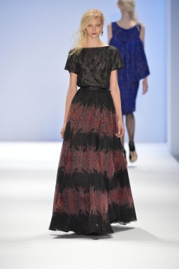 New york, ny-Şubat 07: manken tadashi shoji collection sonbahar kış 2013 mercedes-benz moda haftası üzerinde 07 Şubat 2013 yılında nyc için pist yürür.