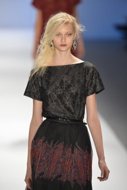 New york, ny-Şubat 07: manken tadashi shoji collection sonbahar kış 2013 mercedes-benz moda haftası üzerinde 07 Şubat 2013 yılında nyc için pist yürür.