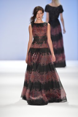 New york, ny-Şubat 07: manken tadashi shoji collection sonbahar kış 2013 mercedes-benz moda haftası üzerinde 07 Şubat 2013 yılında nyc için pist yürür.