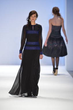 New york, ny-Şubat 07: manken tadashi shoji collection sonbahar kış 2013 mercedes-benz moda haftası üzerinde 07 Şubat 2013 yılında nyc için pist yürür.