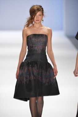 New york, ny-Şubat 07: manken tadashi shoji collection sonbahar kış 2013 mercedes-benz moda haftası üzerinde 07 Şubat 2013 yılında nyc için pist yürür.