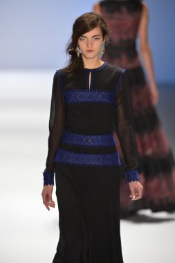 New york, ny-Şubat 07: manken tadashi shoji collection sonbahar kış 2013 mercedes-benz moda haftası üzerinde 07 Şubat 2013 yılında nyc için pist yürür.