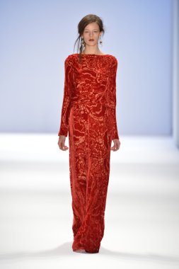 New york, ny-Şubat 07: manken tadashi shoji collection sonbahar kış 2013 mercedes-benz moda haftası üzerinde 07 Şubat 2013 yılında nyc için pist yürür.