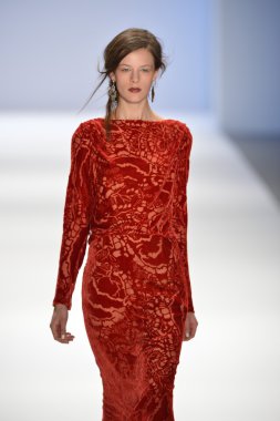 New york, ny-Şubat 07: manken tadashi shoji collection sonbahar kış 2013 mercedes-benz moda haftası üzerinde 07 Şubat 2013 yılında nyc için pist yürür.