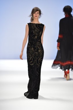 New york, ny-Şubat 07: manken tadashi shoji collection sonbahar kış 2013 mercedes-benz moda haftası üzerinde 07 Şubat 2013 yılında nyc için pist yürür.