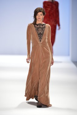 New york, ny-Şubat 07: manken tadashi shoji collection sonbahar kış 2013 mercedes-benz moda haftası üzerinde 07 Şubat 2013 yılında nyc için pist yürür.