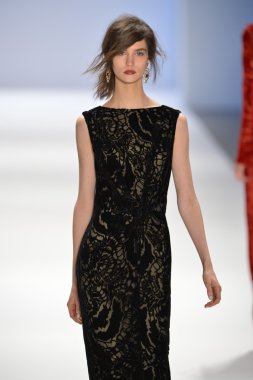 New york, ny-Şubat 07: manken tadashi shoji collection sonbahar kış 2013 mercedes-benz moda haftası üzerinde 07 Şubat 2013 yılında nyc için pist yürür.