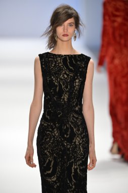 New york, ny-Şubat 07: manken tadashi shoji collection sonbahar kış 2013 mercedes-benz moda haftası üzerinde 07 Şubat 2013 yılında nyc için pist yürür.