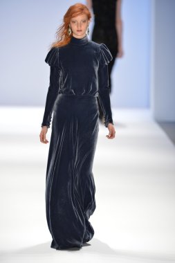 New york, ny-Şubat 07: manken tadashi shoji collection sonbahar kış 2013 mercedes-benz moda haftası üzerinde 07 Şubat 2013 yılında nyc için pist yürür.