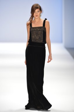 New york, ny-Şubat 07: manken tadashi shoji collection sonbahar kış 2013 mercedes-benz moda haftası üzerinde 07 Şubat 2013 yılında nyc için pist yürür.