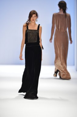 New york, ny-Şubat 07: manken tadashi shoji collection sonbahar kış 2013 mercedes-benz moda haftası üzerinde 07 Şubat 2013 yılında nyc için pist yürür.