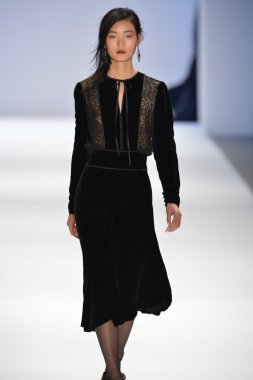 New york, ny-Şubat 07: manken tadashi shoji collection sonbahar kış 2013 mercedes-benz moda haftası üzerinde 07 Şubat 2013 yılında nyc için pist yürür.