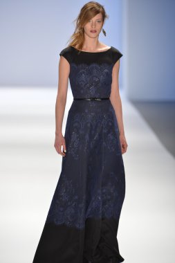 New york, ny-Şubat 07: manken tadashi shoji collection sonbahar kış 2013 mercedes-benz moda haftası üzerinde 07 Şubat 2013 yılında nyc için pist yürür.