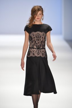 New york, ny-Şubat 07: manken tadashi shoji collection sonbahar kış 2013 mercedes-benz moda haftası üzerinde 07 Şubat 2013 yılında nyc için pist yürür.