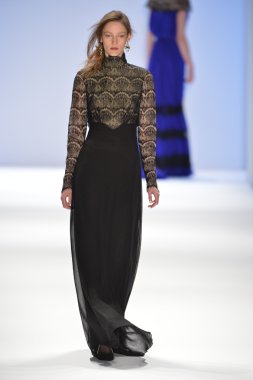 New york, ny-Şubat 07: manken tadashi shoji collection sonbahar kış 2013 mercedes-benz moda haftası üzerinde 07 Şubat 2013 yılında nyc için pist yürür.