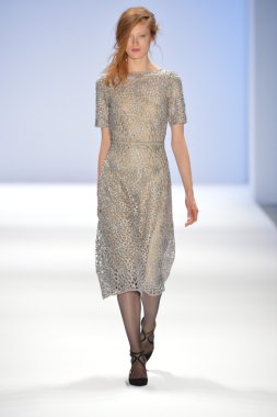 New york, ny-Şubat 07: manken tadashi shoji collection sonbahar kış 2013 mercedes-benz moda haftası üzerinde 07 Şubat 2013 yılında nyc için pist yürür.