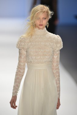 New york, ny-Şubat 07: manken tadashi shoji collection sonbahar kış 2013 mercedes-benz moda haftası üzerinde 07 Şubat 2013 yılında nyc için pist yürür.