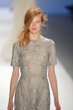 New york, ny-Şubat 07: manken tadashi shoji collection sonbahar kış 2013 mercedes-benz moda haftası üzerinde 07 Şubat 2013 yılında nyc için pist yürür.