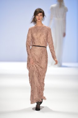 New york, ny-Şubat 07: manken tadashi shoji collection sonbahar kış 2013 mercedes-benz moda haftası üzerinde 07 Şubat 2013 yılında nyc için pist yürür.