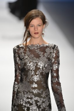 New york, ny-Şubat 07: manken tadashi shoji collection sonbahar kış 2013 mercedes-benz moda haftası üzerinde 07 Şubat 2013 yılında nyc için pist yürür.