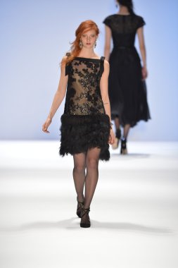 New york, ny-Şubat 07: manken tadashi shoji collection sonbahar kış 2013 mercedes-benz moda haftası üzerinde 07 Şubat 2013 yılında nyc için pist yürür.