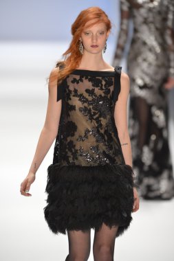 New york, ny-Şubat 07: manken tadashi shoji collection sonbahar kış 2013 mercedes-benz moda haftası üzerinde 07 Şubat 2013 yılında nyc için pist yürür.