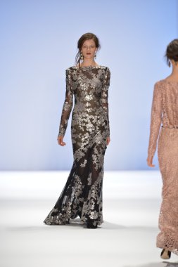 New york, ny-Şubat 07: manken tadashi shoji collection sonbahar kış 2013 mercedes-benz moda haftası üzerinde 07 Şubat 2013 yılında nyc için pist yürür.