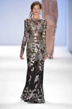 New york, ny-Şubat 07: manken tadashi shoji collection sonbahar kış 2013 mercedes-benz moda haftası üzerinde 07 Şubat 2013 yılında nyc için pist yürür.