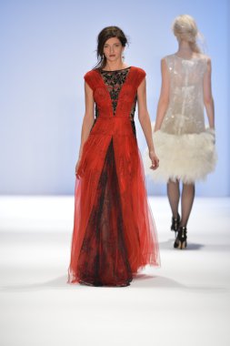 New york, ny-Şubat 07: manken tadashi shoji collection sonbahar kış 2013 mercedes-benz moda haftası üzerinde 07 Şubat 2013 yılında nyc için pist yürür.