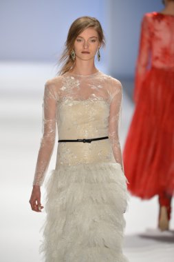 New york, ny-Şubat 07: manken tadashi shoji collection sonbahar kış 2013 mercedes-benz moda haftası üzerinde 07 Şubat 2013 yılında nyc için pist yürür.