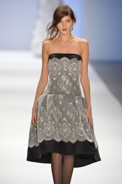 New york, ny-Şubat 07: manken tadashi shoji collection sonbahar kış 2013 mercedes-benz moda haftası üzerinde 07 Şubat 2013 yılında nyc için pist yürür.