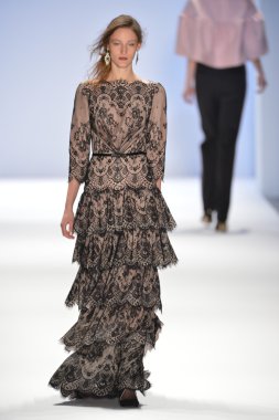 New york, ny-Şubat 07: manken tadashi shoji collection sonbahar kış 2013 mercedes-benz moda haftası üzerinde 07 Şubat 2013 yılında nyc için pist yürür.