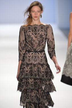 New york, ny-Şubat 07: manken tadashi shoji collection sonbahar kış 2013 mercedes-benz moda haftası üzerinde 07 Şubat 2013 yılında nyc için pist yürür.