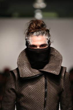 New york, ny-Şubat 07: manken elliott pist yürür evan collection sonbahar kış 2013 mercedes-benz moda haftası üzerinde 07 Şubat 2013 yılında nyc için asla sonsuza kadar