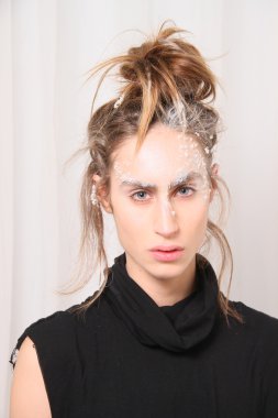 New york, ny-Şubat 07: manken elliott sahne arkasında hazır hale evan collection sonbahar kış 2013 07 Şubat 2013 yılında nyc üzerinde mercedes-benz moda haftası için.