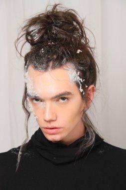 New york, ny-Şubat 07: manken elliott sahne arkasında hazır hale evan collection sonbahar kış 2013 07 Şubat 2013 yılında nyc üzerinde mercedes-benz moda haftası için.