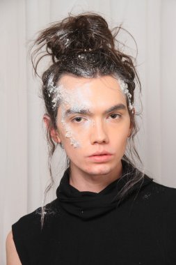 New york, ny-Şubat 07: manken elliott sahne arkasında hazır hale evan collection sonbahar kış 2013 07 Şubat 2013 yılında nyc üzerinde mercedes-benz moda haftası için.